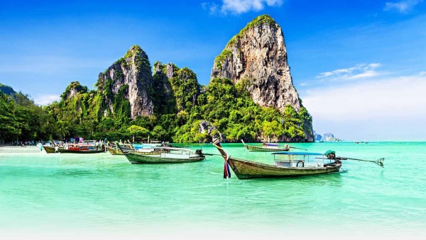 Đảo Phuket có bãi biển đẹp, khách sạn, resort, nhà hàng, quán bar, câu lạc bộ đêm là những điều dễ thấy nhấ. Nơi đây còn có các trung tâm mua sắm, sân golf.